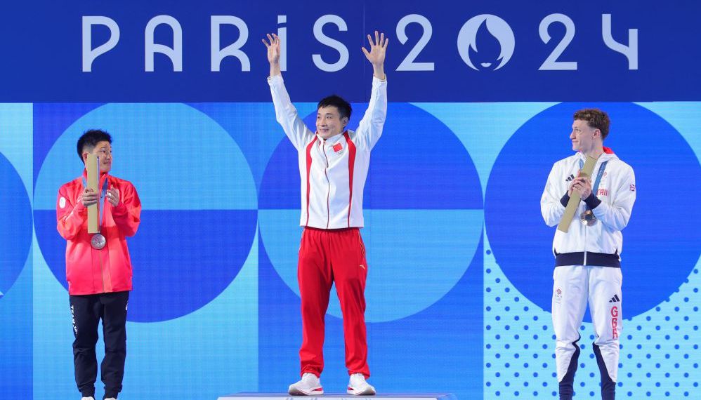 心系老东家，维尼修斯晒穿达尼洛弗拉门戈13号球衣打游戏